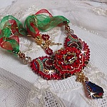 Collier Mia Haute Couture brod&eacute; avec des cabochons en Cristal couleur Rouge et octogone en verre ann&eacute;e 1960, perles en Plaqu&eacute; Or, rubans organza Rouge et Vert, breloques, toupie, goutte et rocailles
